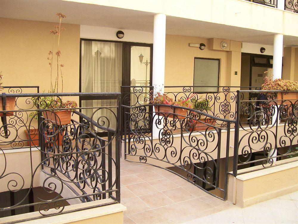 The Crown Hotel Buġibba Extérieur photo